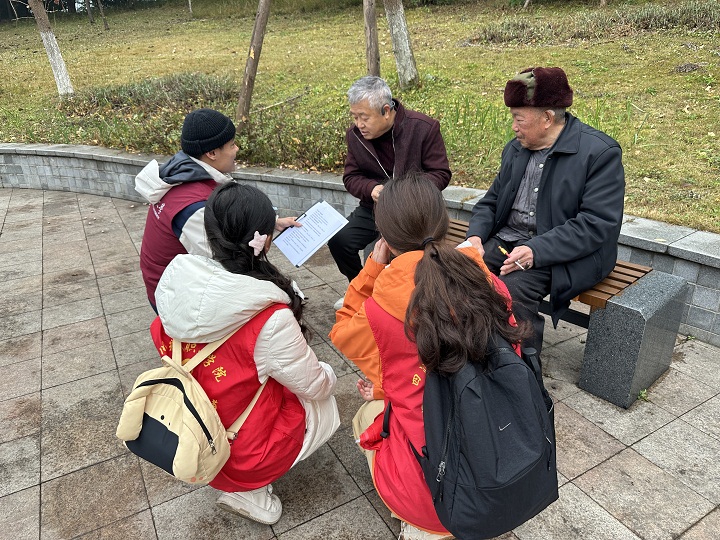 社区调研老人 - 副本.jpg